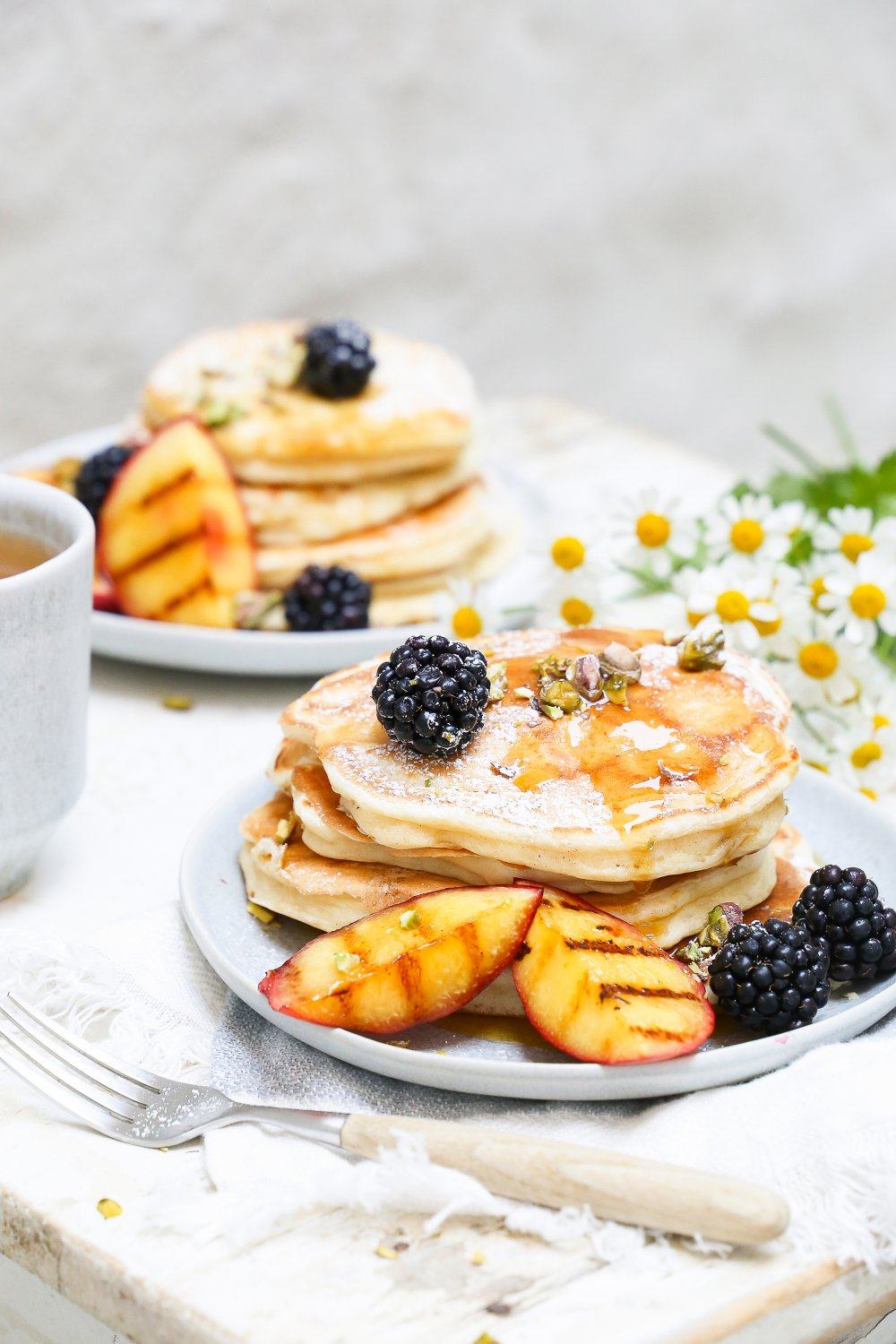 Pannenkoeken met braambessen en gegrilde nectarines