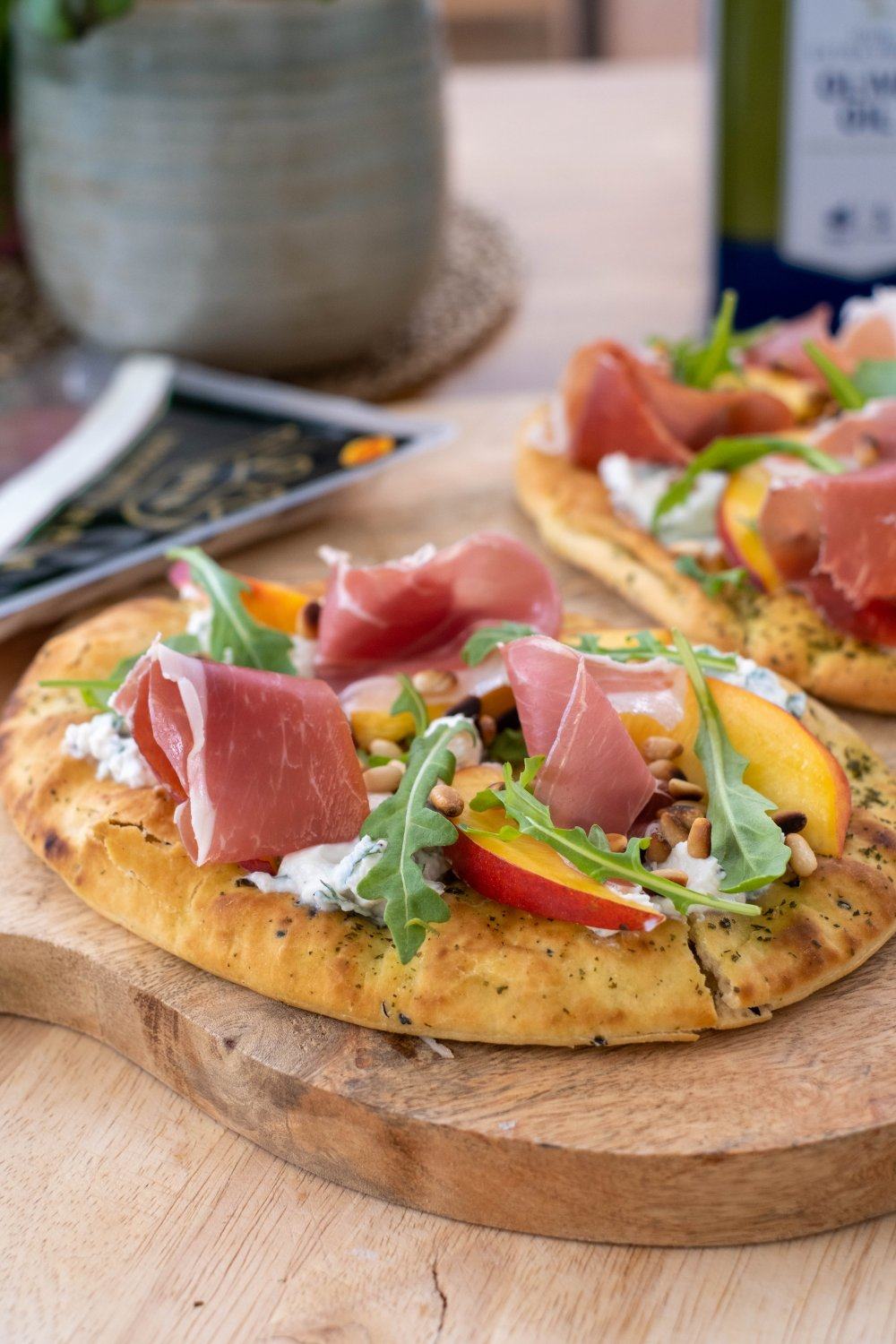 Naanpizza's met Parmaham en ricotta