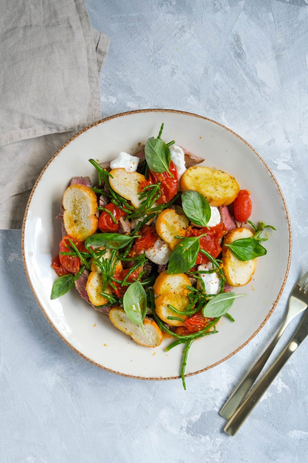 Tagliata met geroosterde tomatensaus, burrata en zeekraal