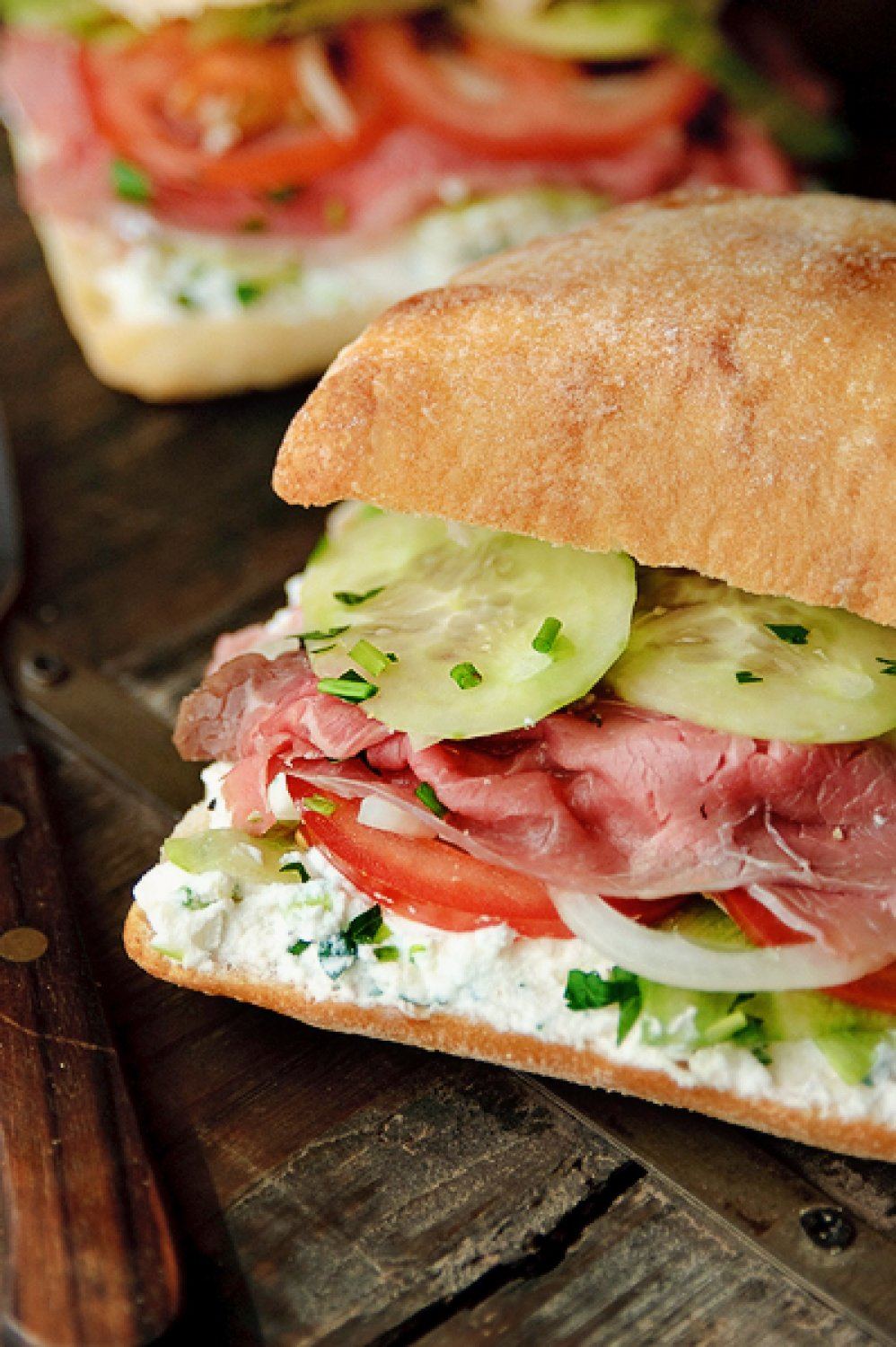 Knapperig broodje pastrami met kruidenricotta