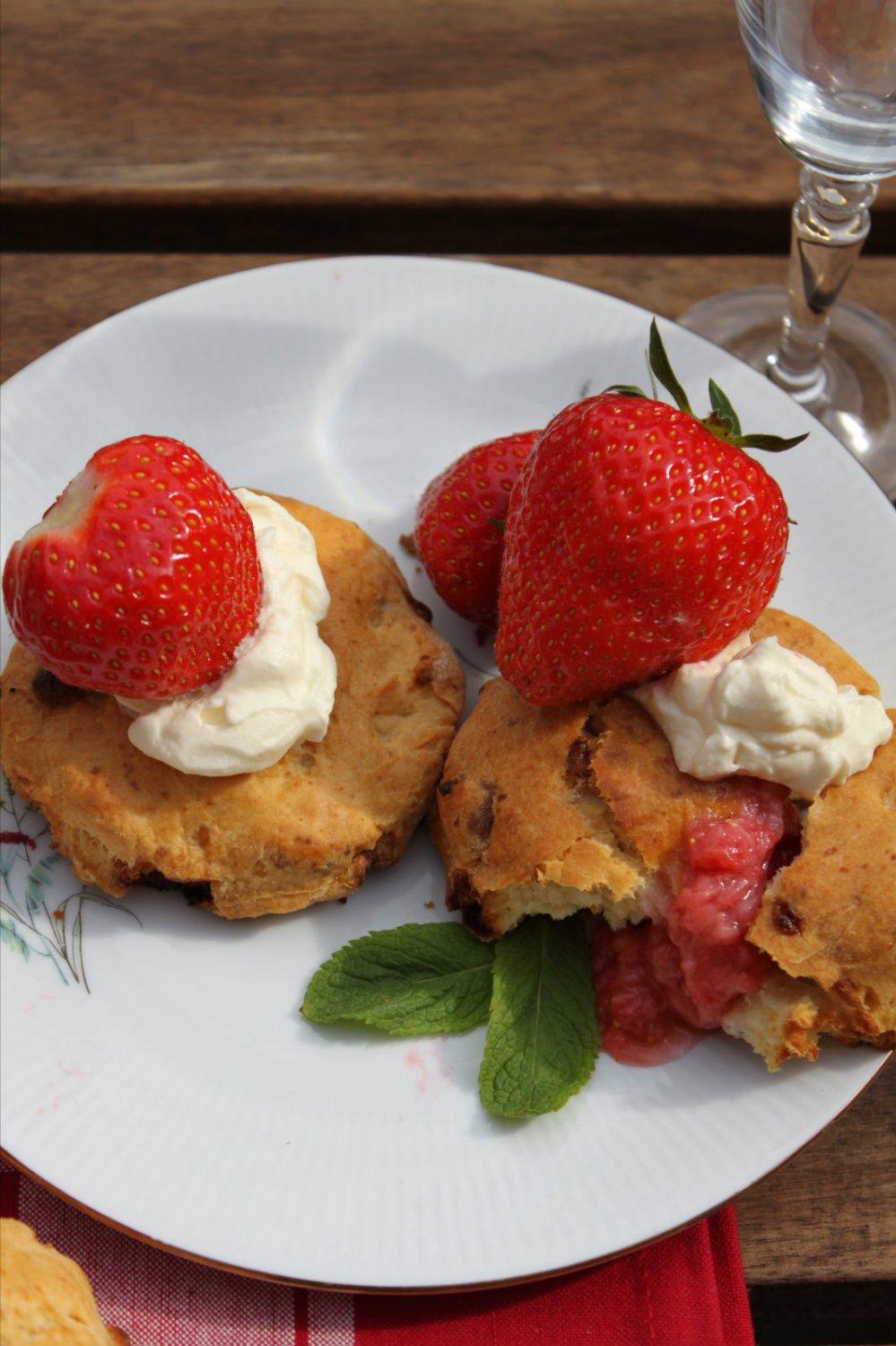 Scones met aardbeiensoepje