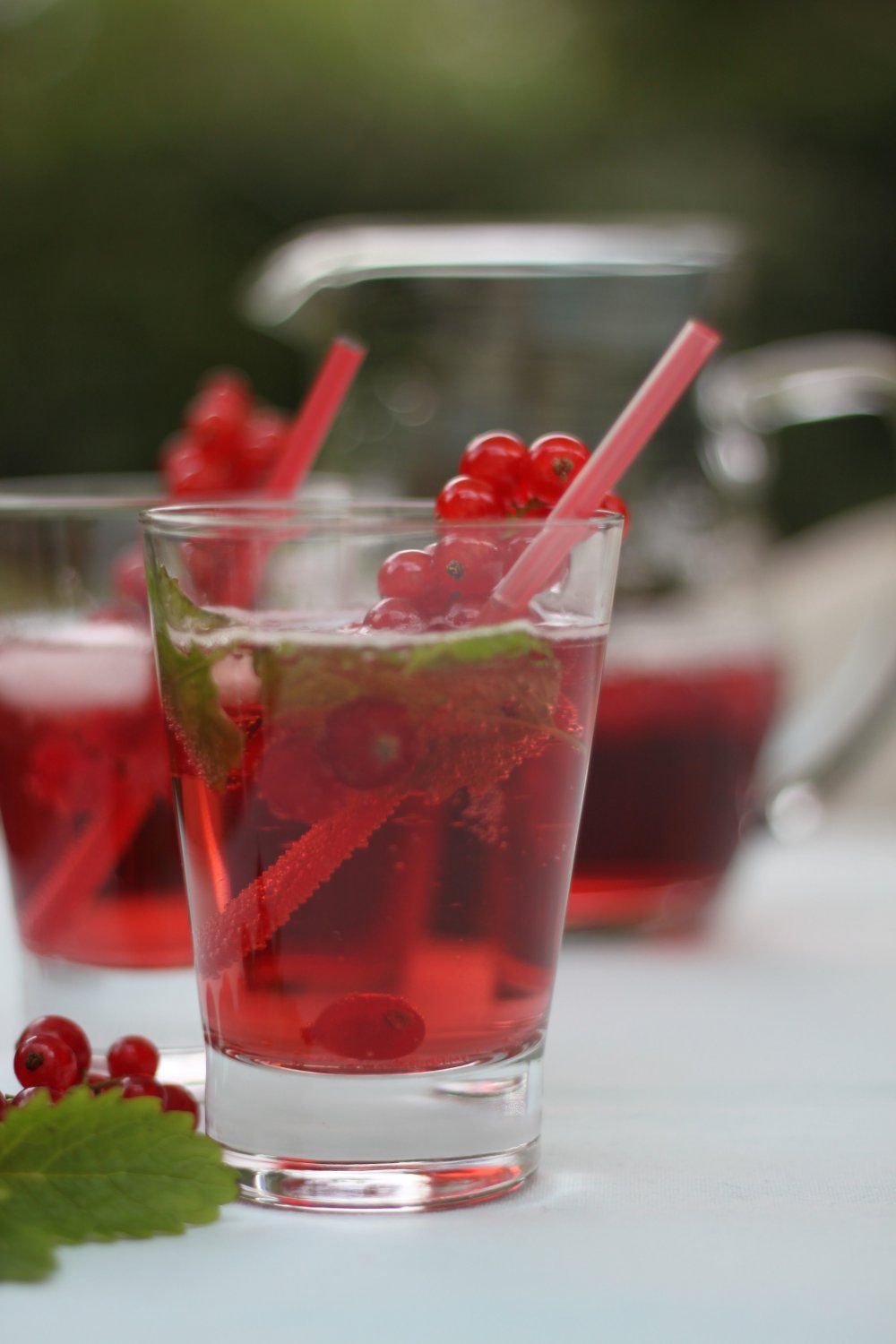 Limonade van rode besjes met citroenmelisse