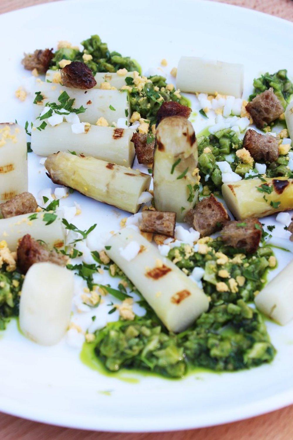 Gegrilde asperges met peterselieboter en wulken