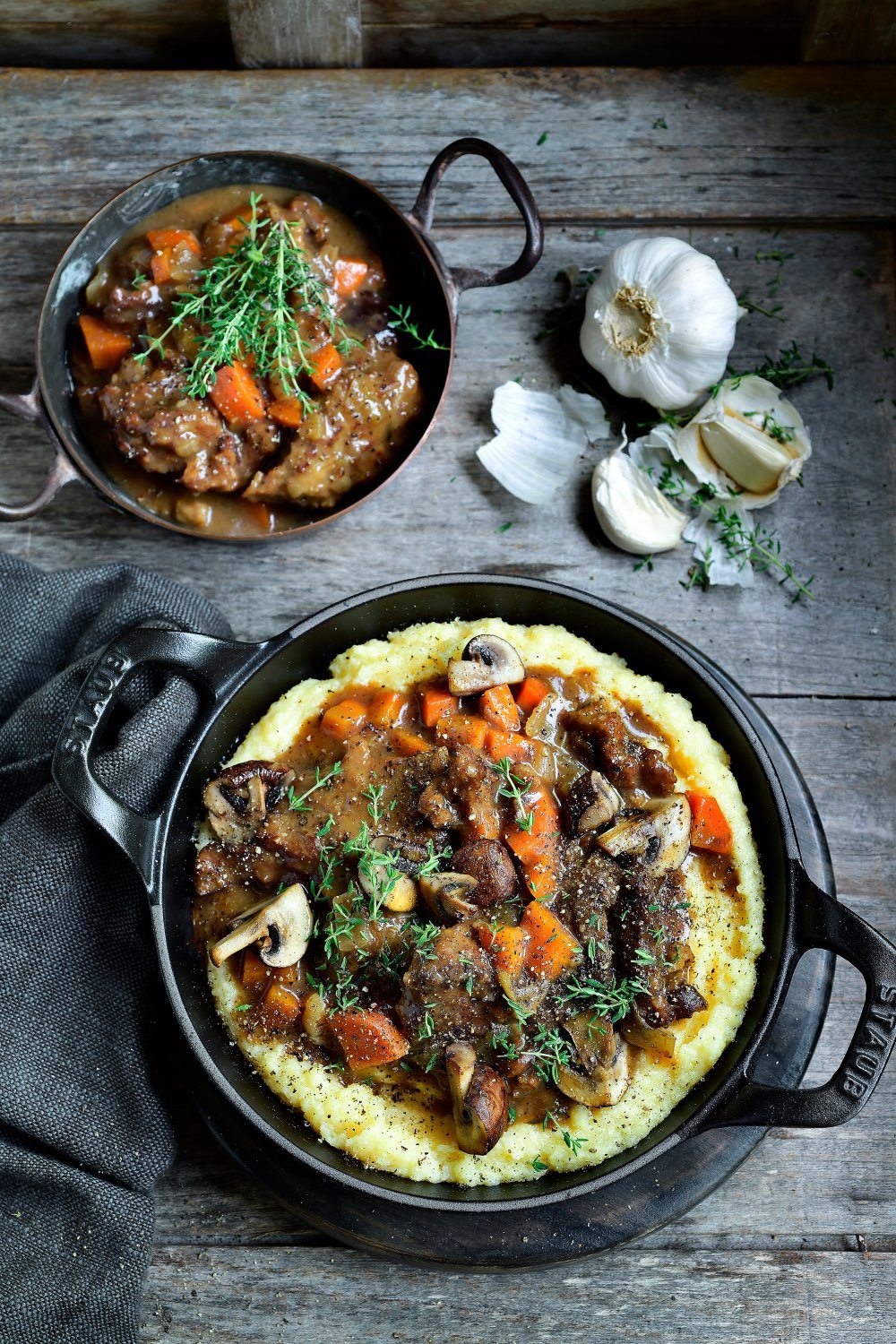 Seitanragout met polenta, wortel en champignons