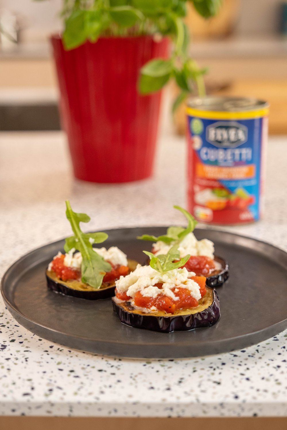 Auberginepizza’s met tomaat en mozzarella