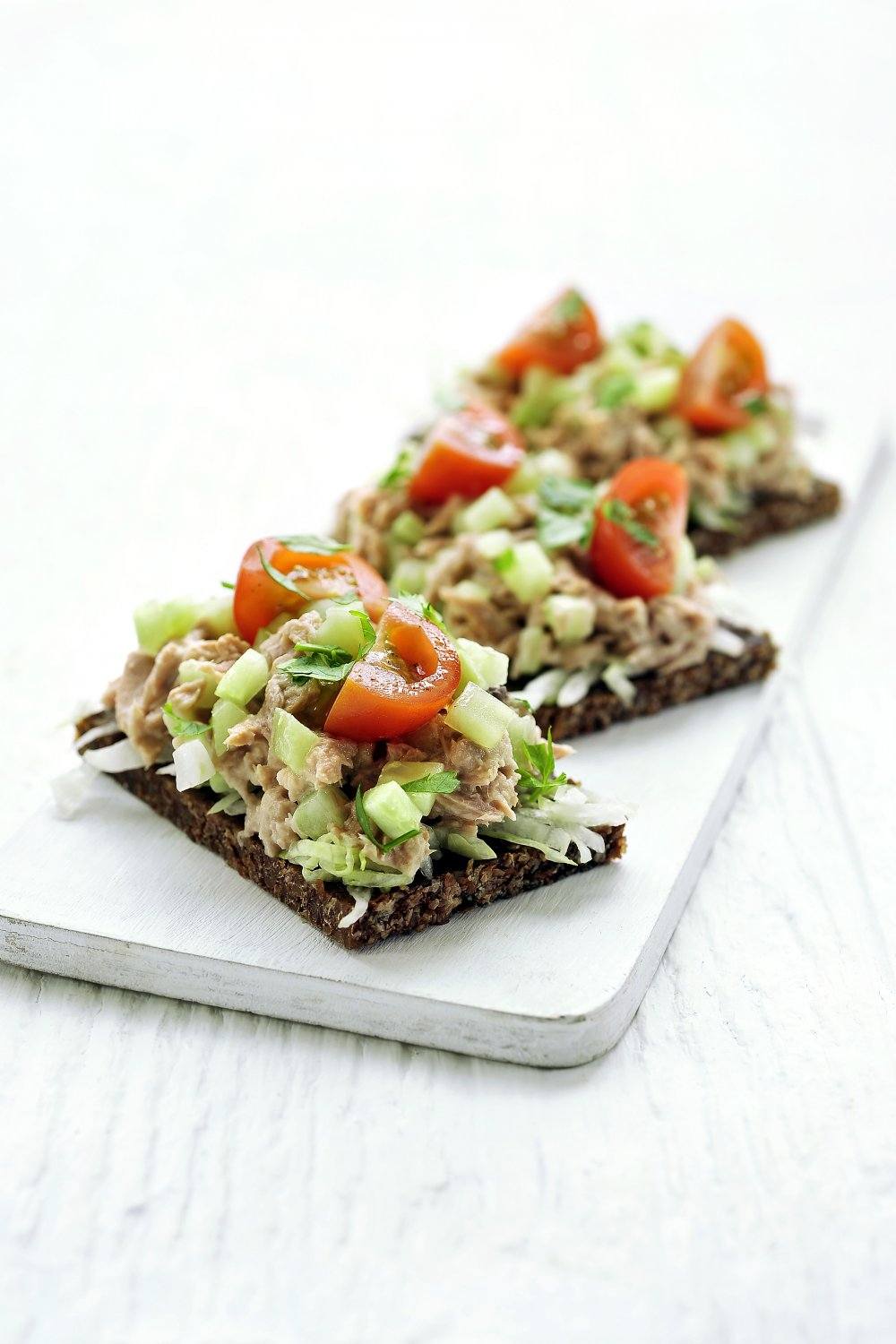 Pumpernickel met gezonde tonijnsalade