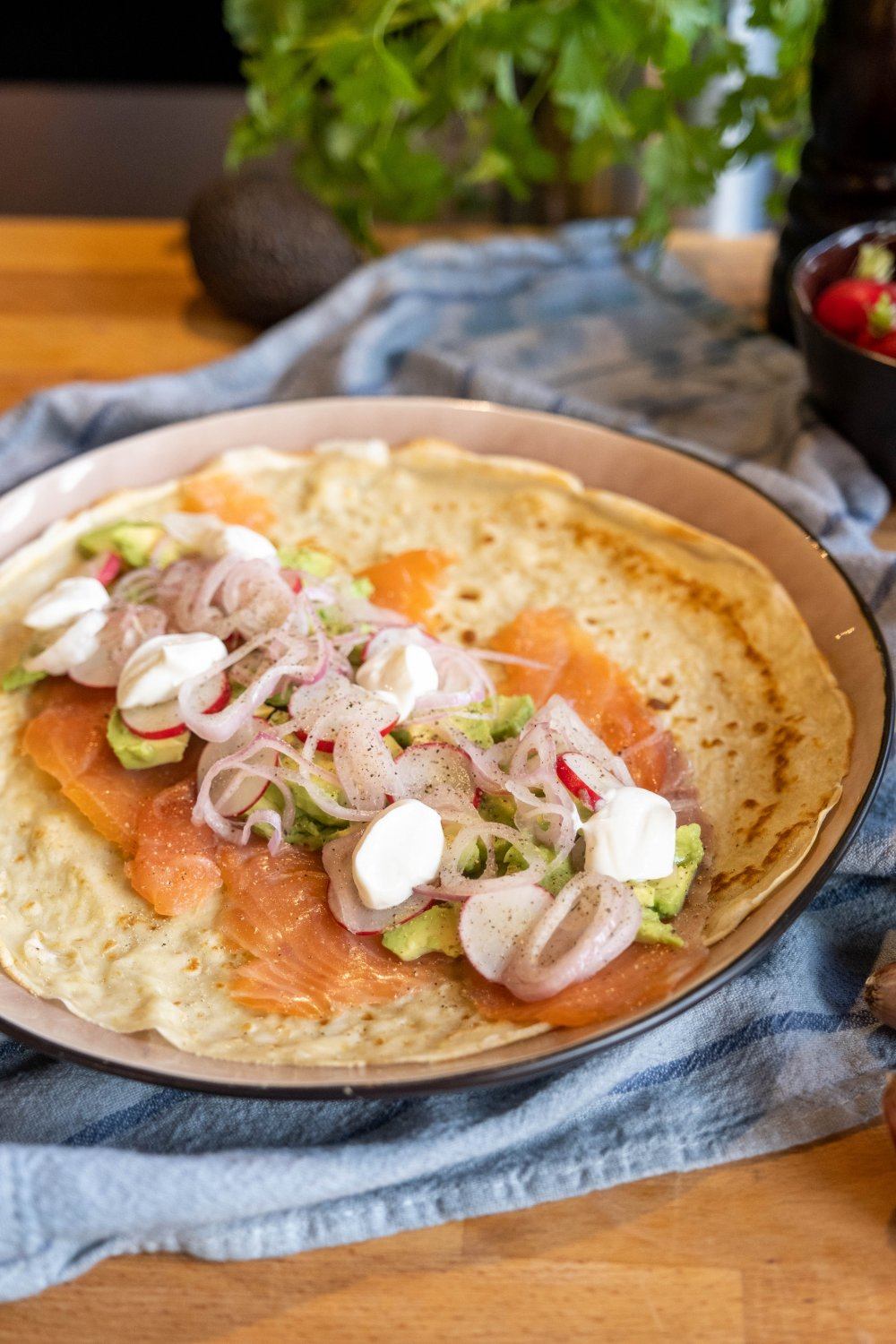 Hartige pannenkoek met zalm en avocado