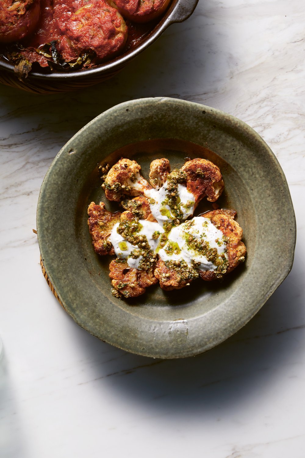 Geroosterde spicy bloemkool met sumak-labneh en koriander-muntolie