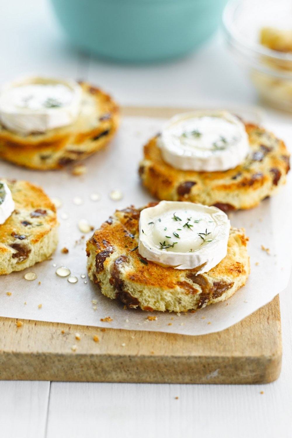 Geitenkaasje op krentenbrood met compote van peren