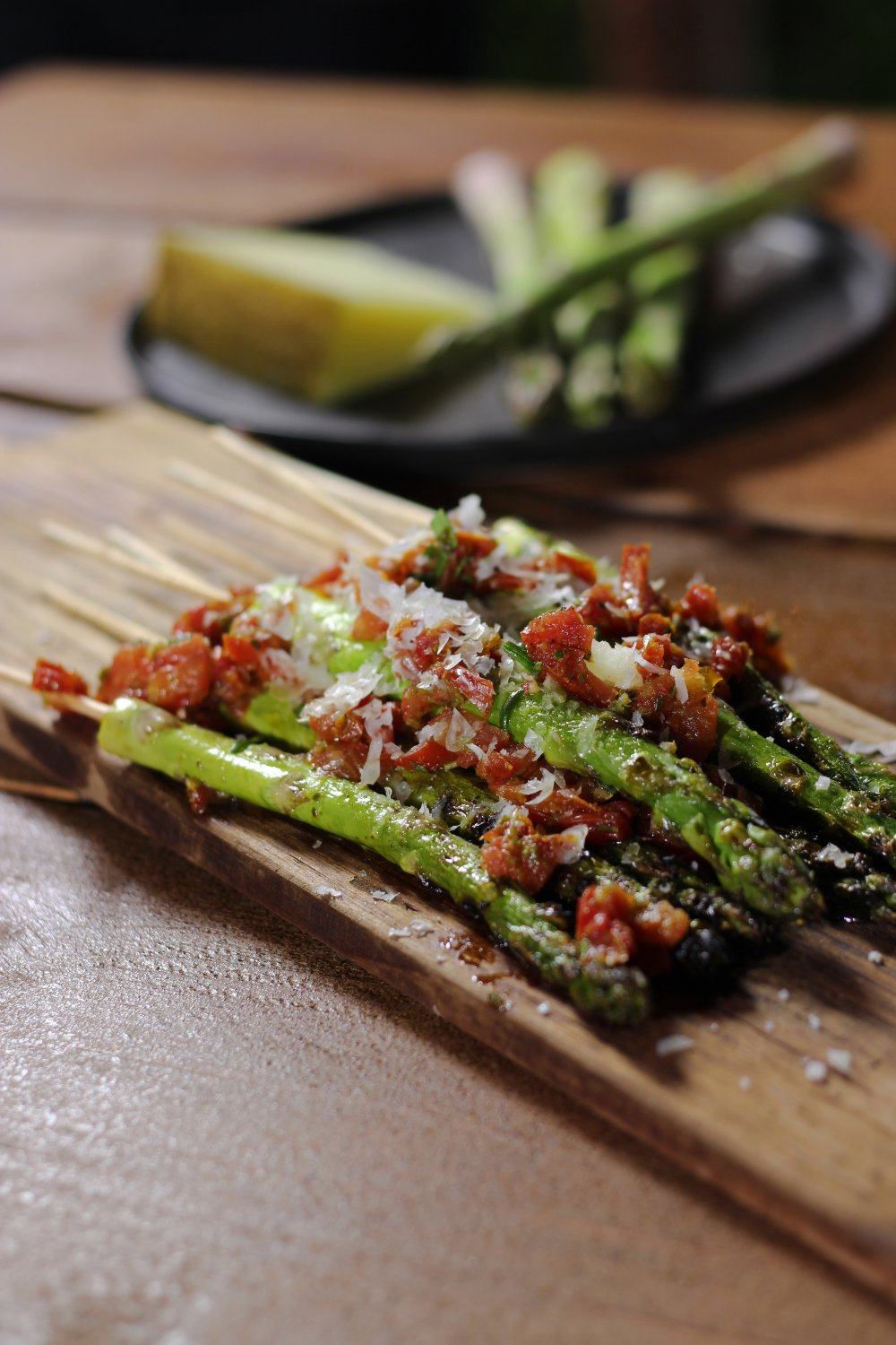 Aspergefakkels met zongedroogde tomaten