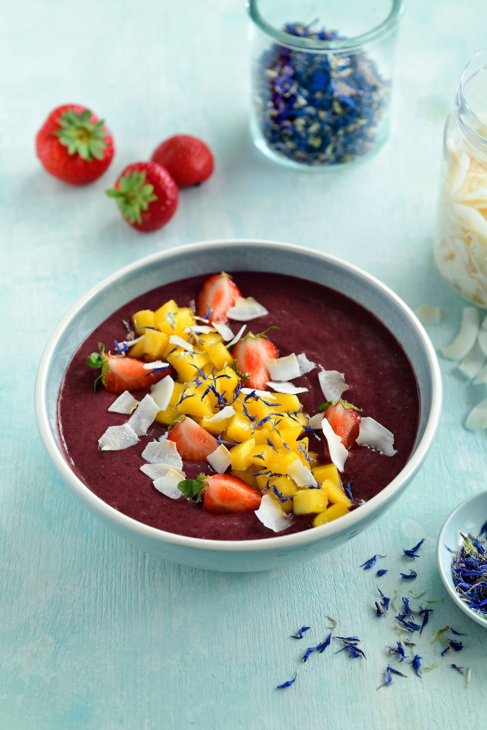 Açaibowl met mango en rode vruchten