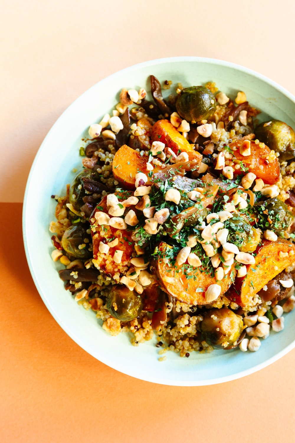 Quinoa met zoete aardappelen, krokante oesterzwammen en hazelnoten