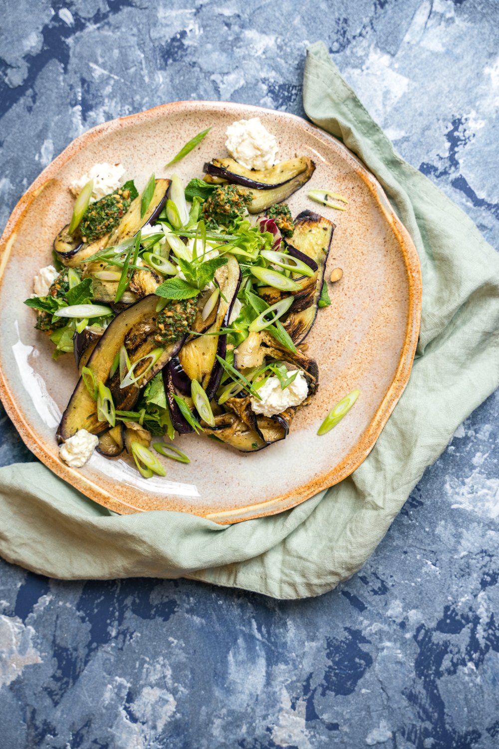 Auberginesalade met munt-amandelpesto