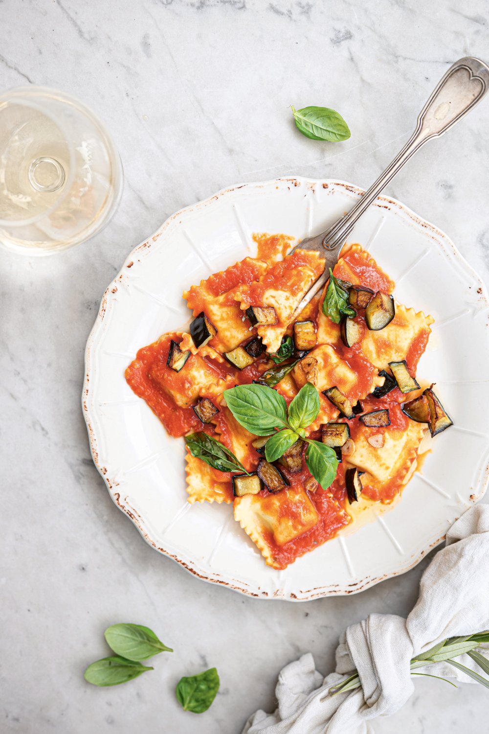 Ravioli met auberginevulling en een zoete tomatensaus