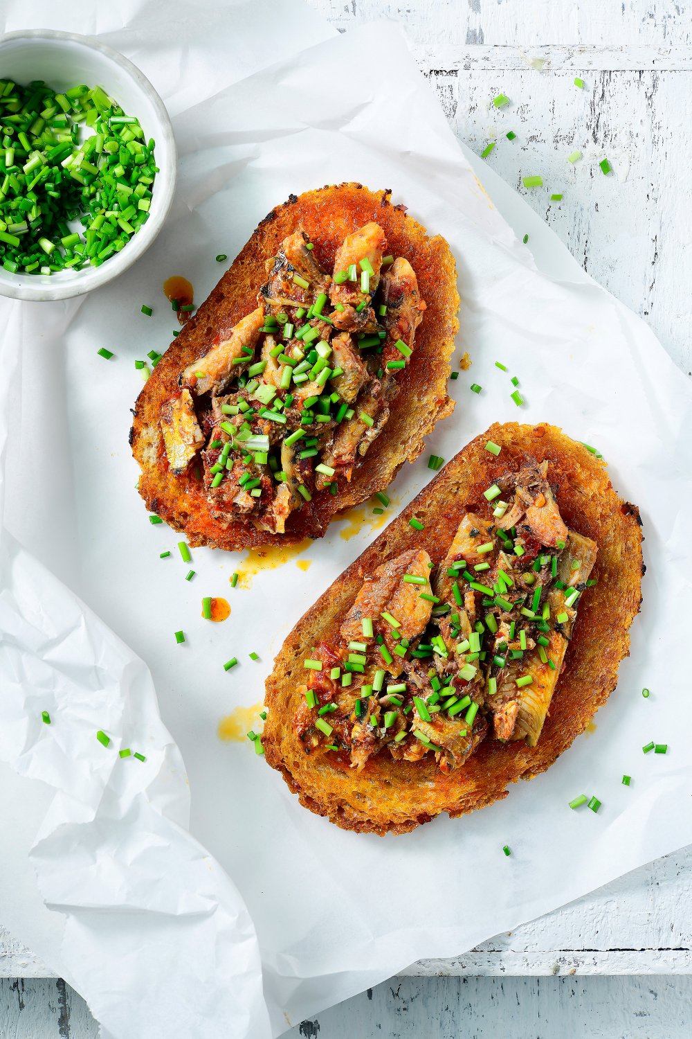 Toast met ndujaboter, sardines en bieslook