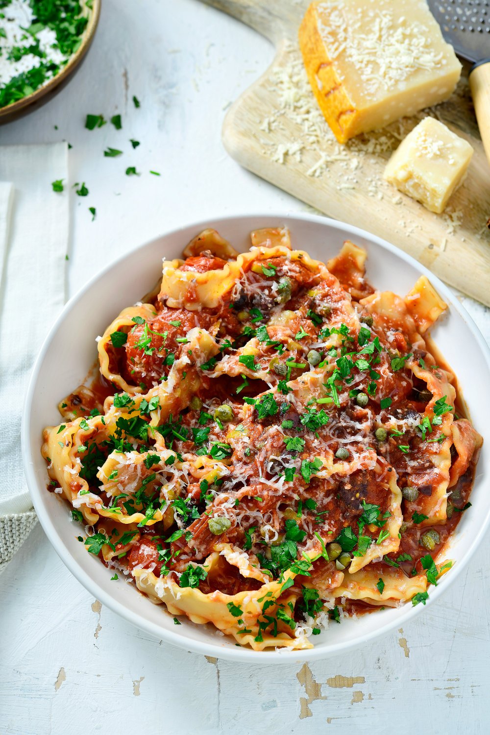 Mafaldine pasta met saus van kerstomaat, kappertjes en olijven