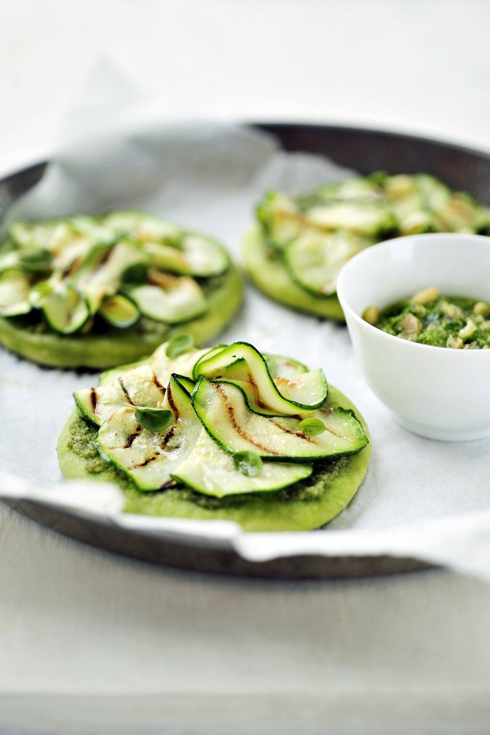 Pizza met courgette en pesto