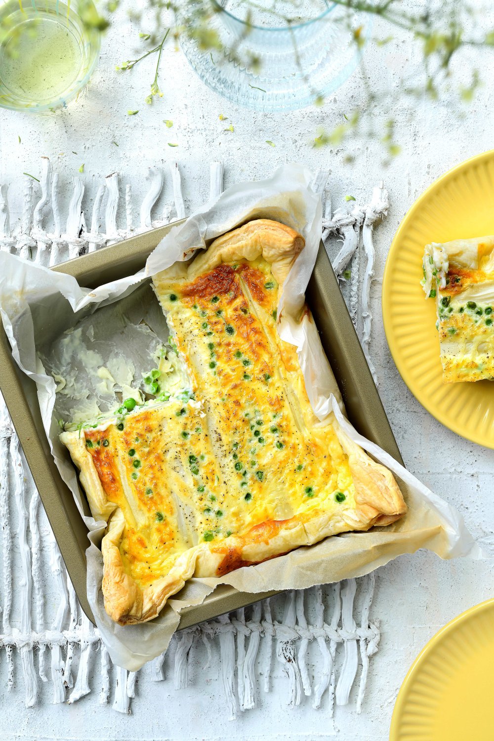 Lentequiche met asperges en erwtjes