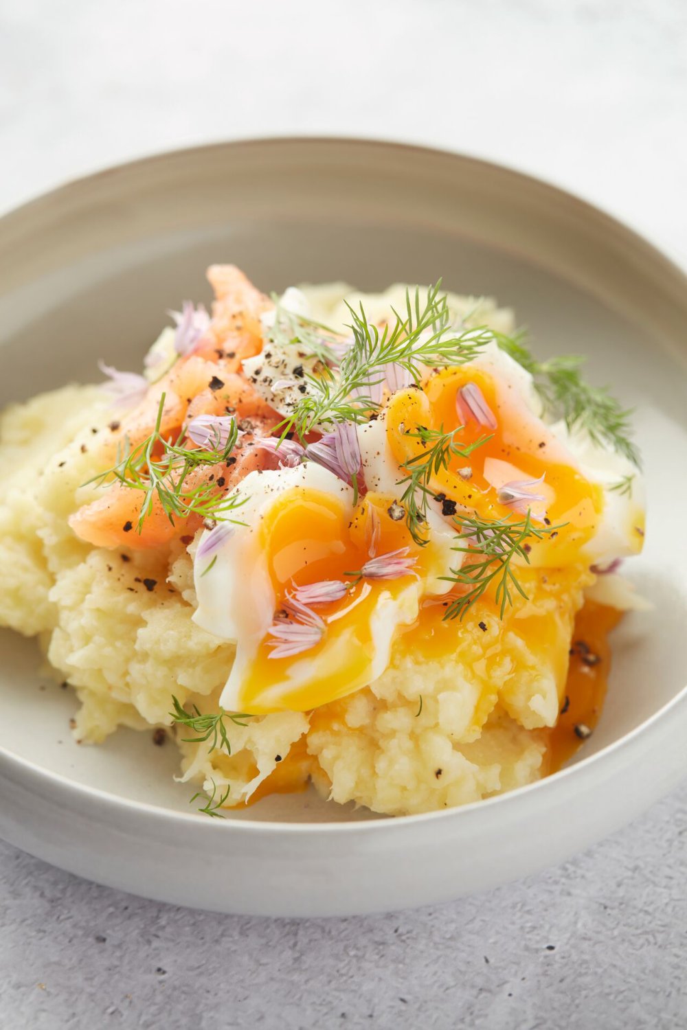 Bloemkoolpuree met een zachtgekookt ei en zalm