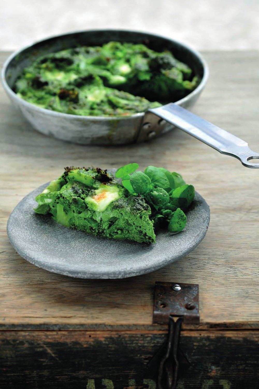 Frittata met broccoli, basilicum en mozarella