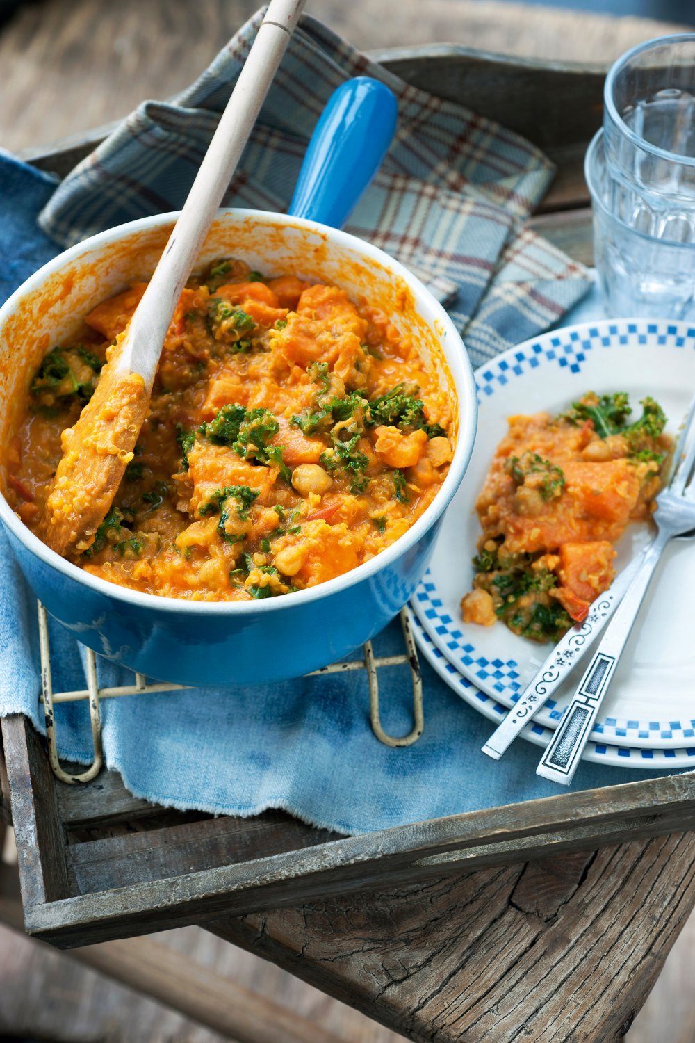 Currystoofpotje van kikkererwten, zoete aardappel en boerenkool