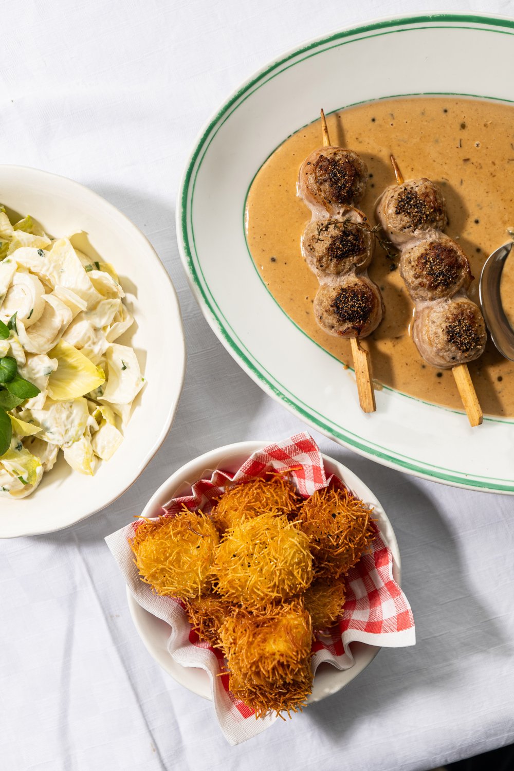 Boulettes au poivre met aardappelegeltjes en witloofsalade