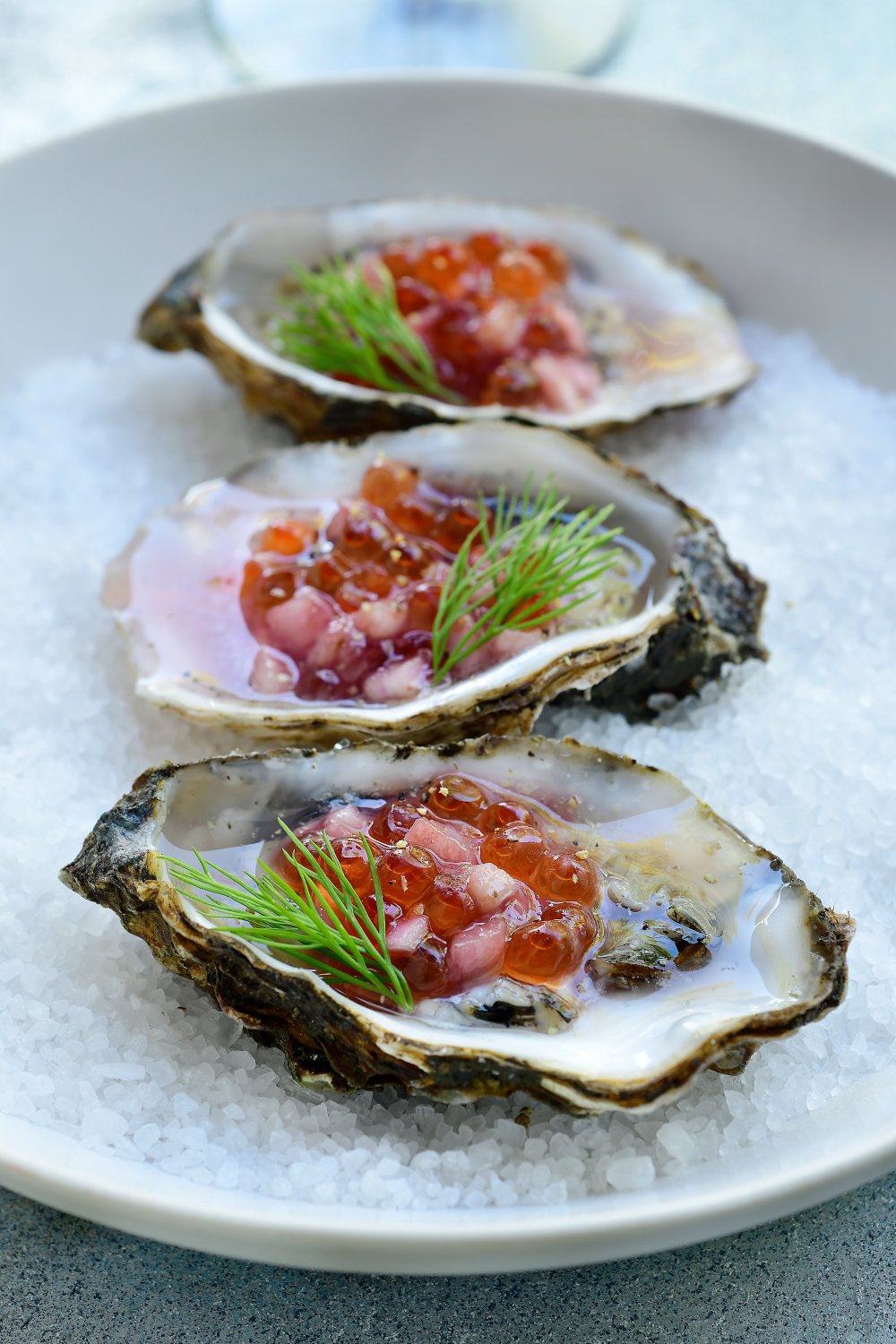 Oesters met zalmeitjes en frambozenvinaigrette