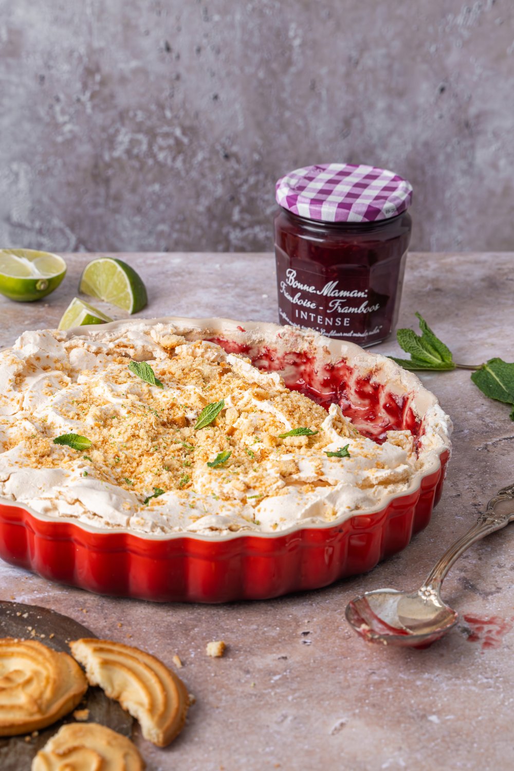 Frambozentaart met meringue en limoen