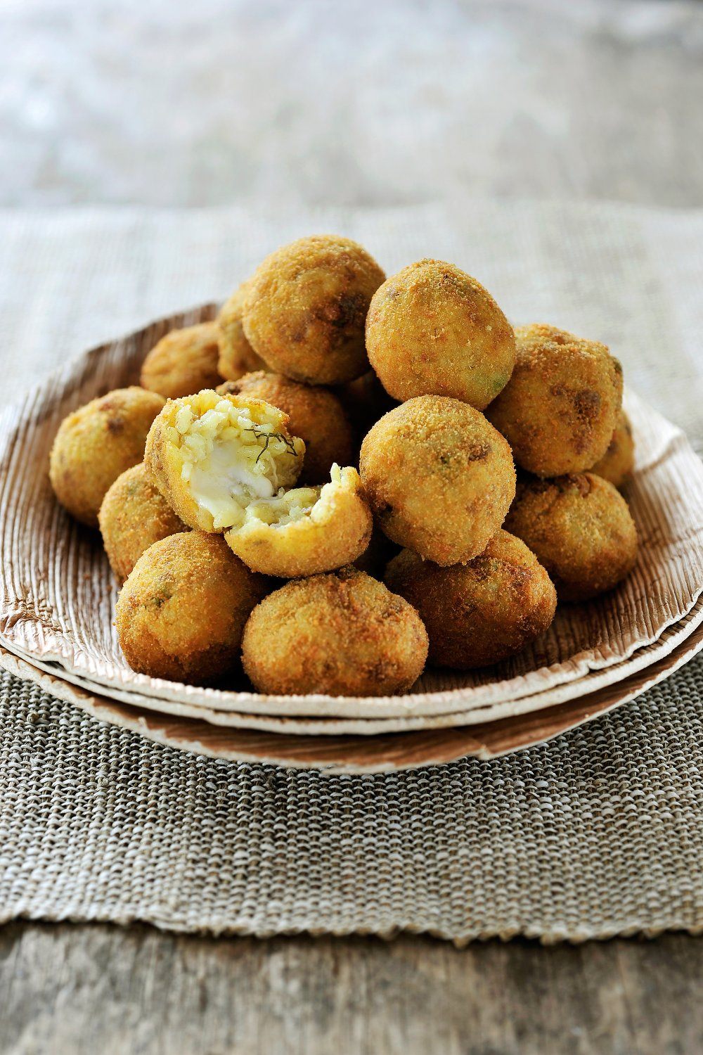 Siciliaanse rijstballetjes met ragu en mozzarella