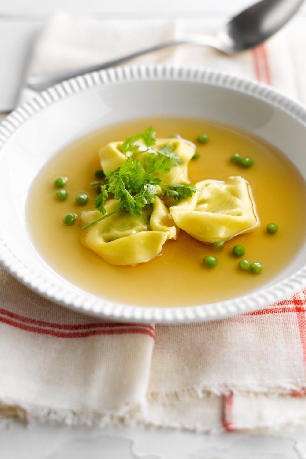 Consommé van garnalen met tortellini van ricotta en makreel