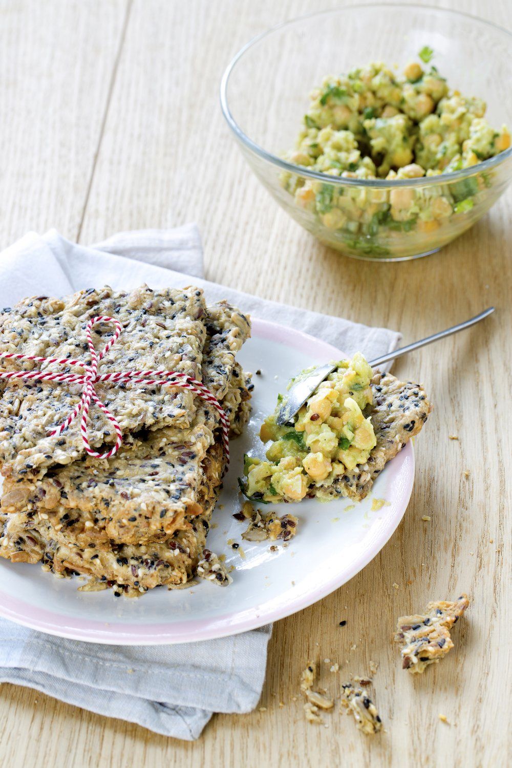 Knäckebröd met salade van kikkererwten en avocado