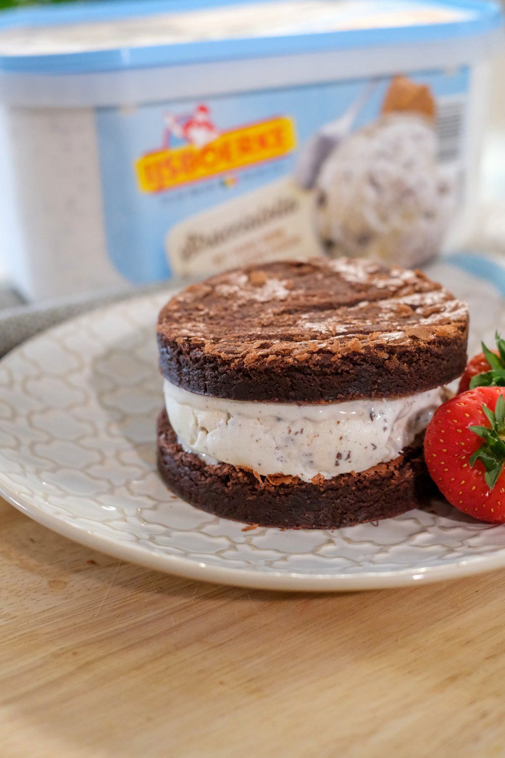 Brownie sandwiches met stracciatella-ijs