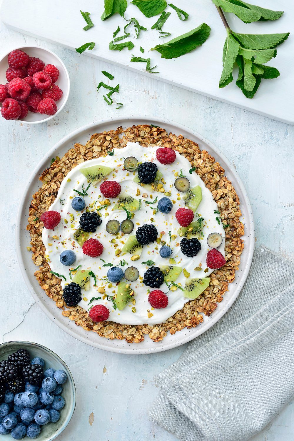 Ontbijtpizza met yoghurt en fruit