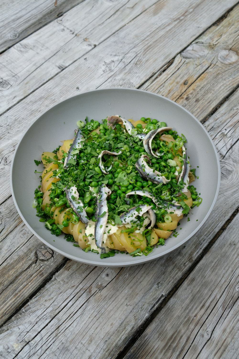 Aardappelsalade met tuinbonen, erwtjes en curry