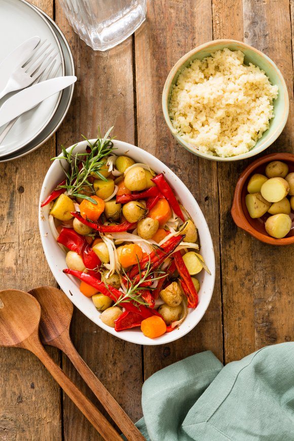 Vegetarische groenteschotel met kruidige bulgur