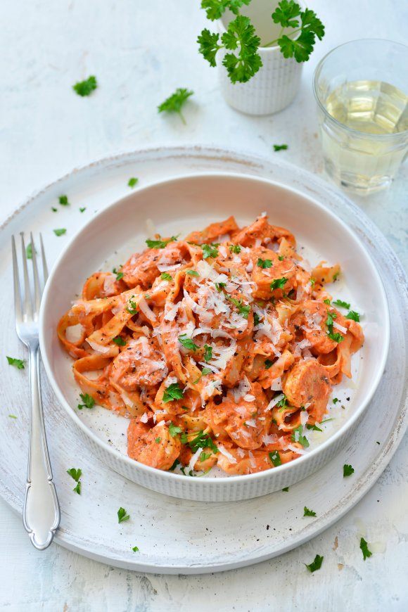 Pasta met scampi in een romige paprikasaus