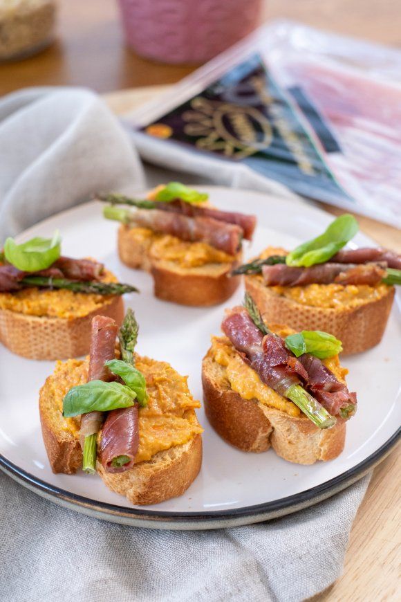 Crostini met tomatentapenade, asperges en Parmaham