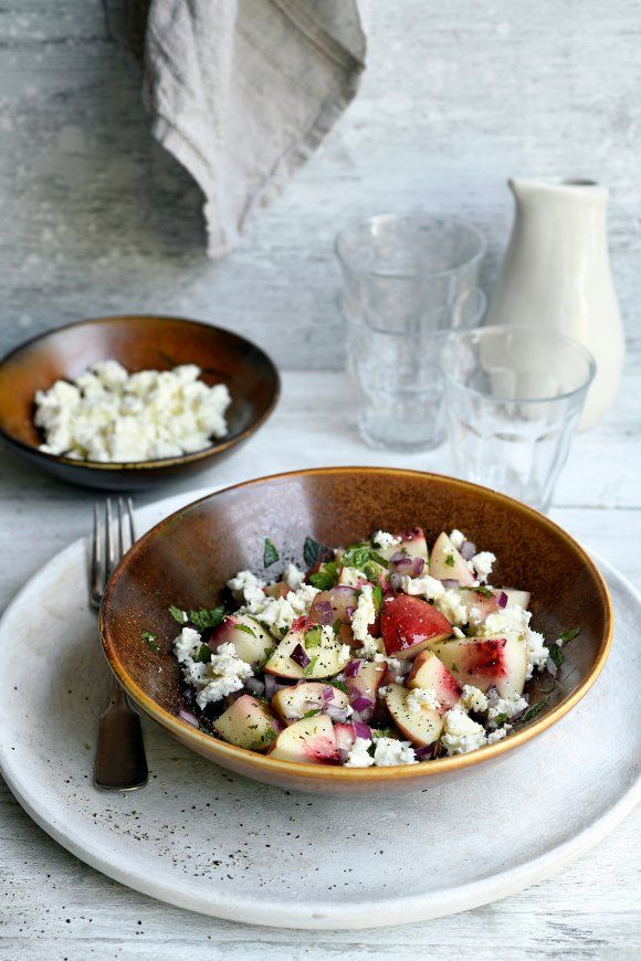 Salade van nectarine, rode ui, feta en munt