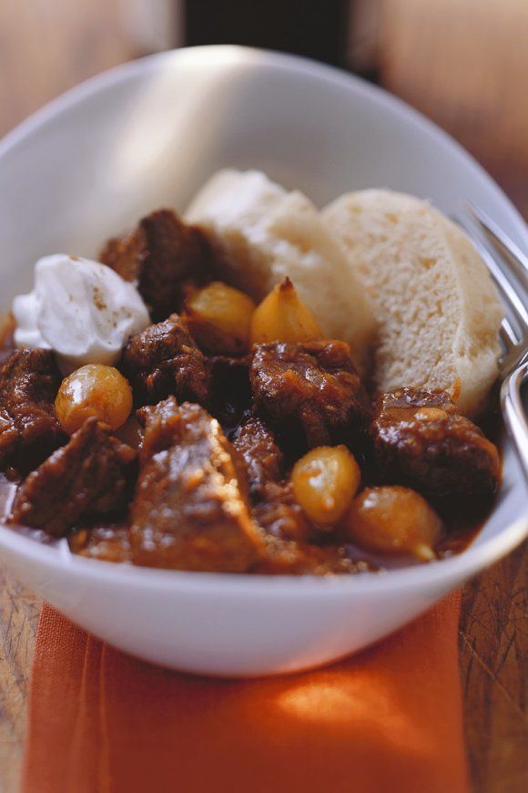 Rundergoulash met zilveruitjes en zure room