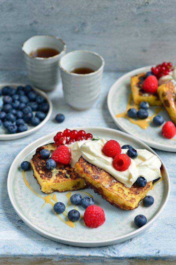 Verloren brood met rood fruit