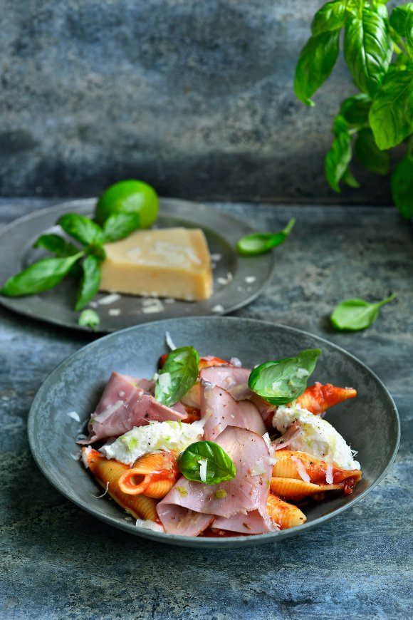 Conchiglie met ricotta, ham en datterini