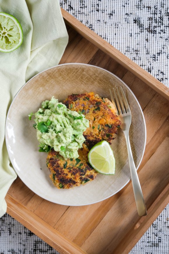 Zoete aardappelburger met avocado