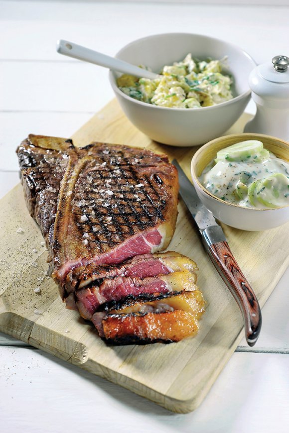 Côte à l'os op de bbq met aardappelsalade en tzatziki