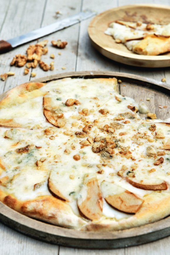 Pizza gorgonzola met peer en walnoten