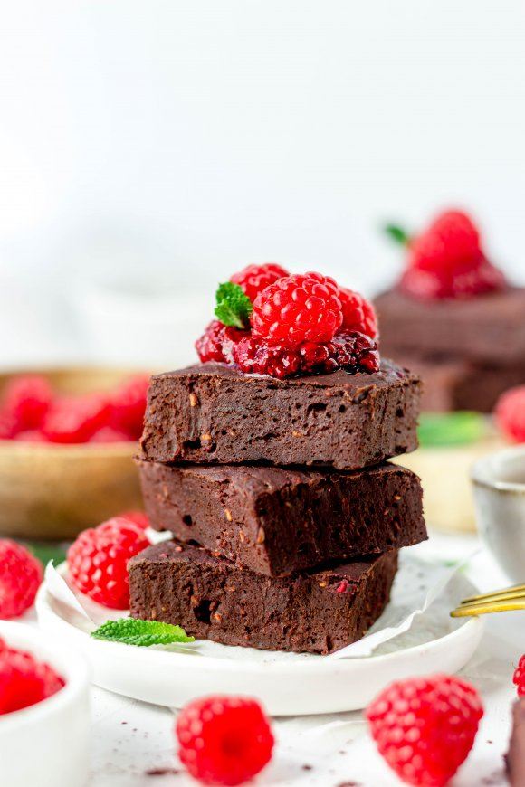 Vegan brownies met framboos