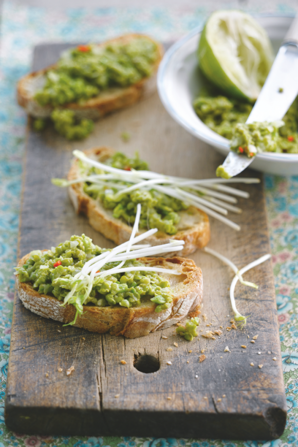 Geroosterde bruschetta's met erwtenspread