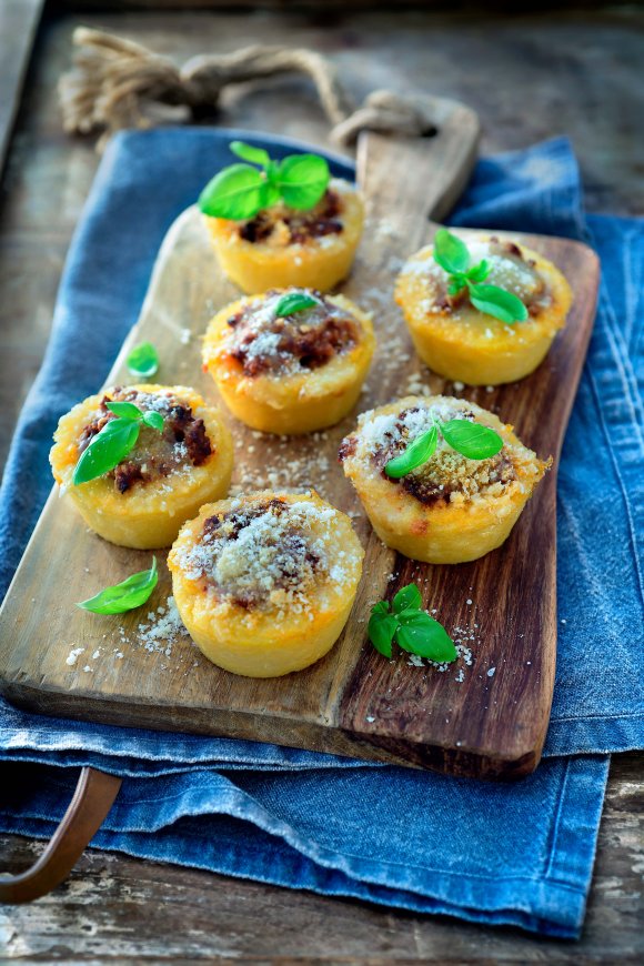 Polenta muffins met gehakt en kaas