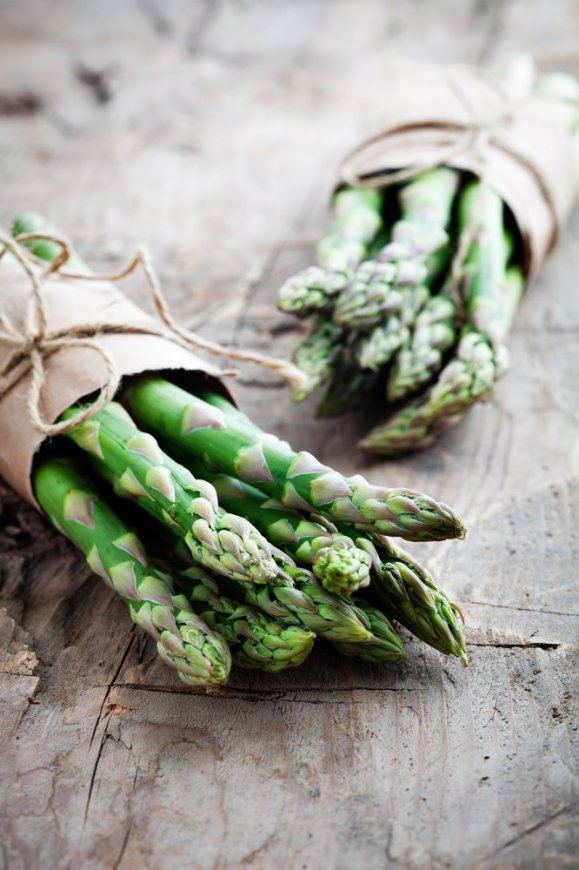 Gefrituurde sushi met groene asperges en avocado-dip