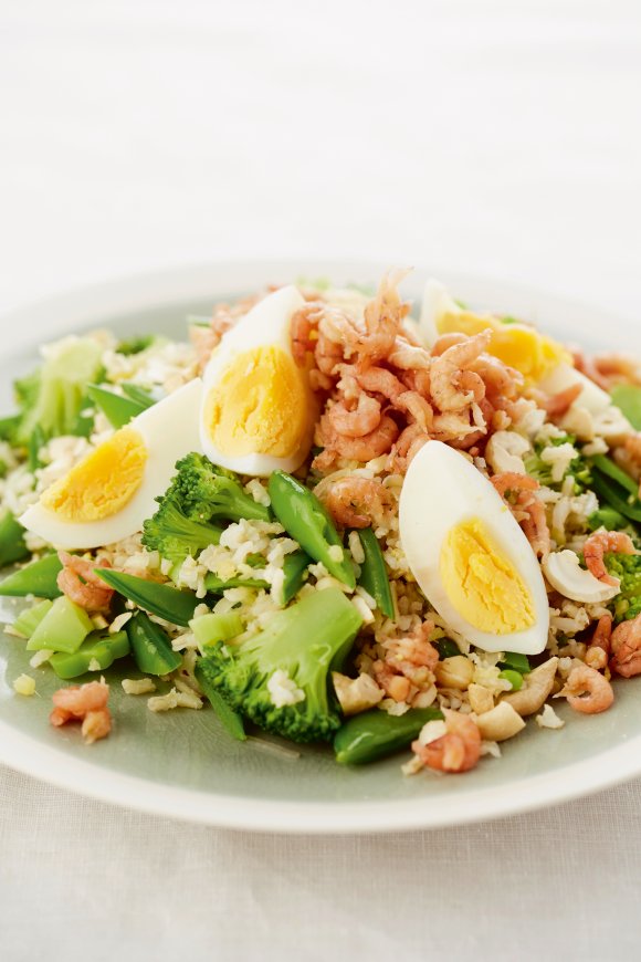 Rijstsalade met groene groenten, garnalen en gekookt ei