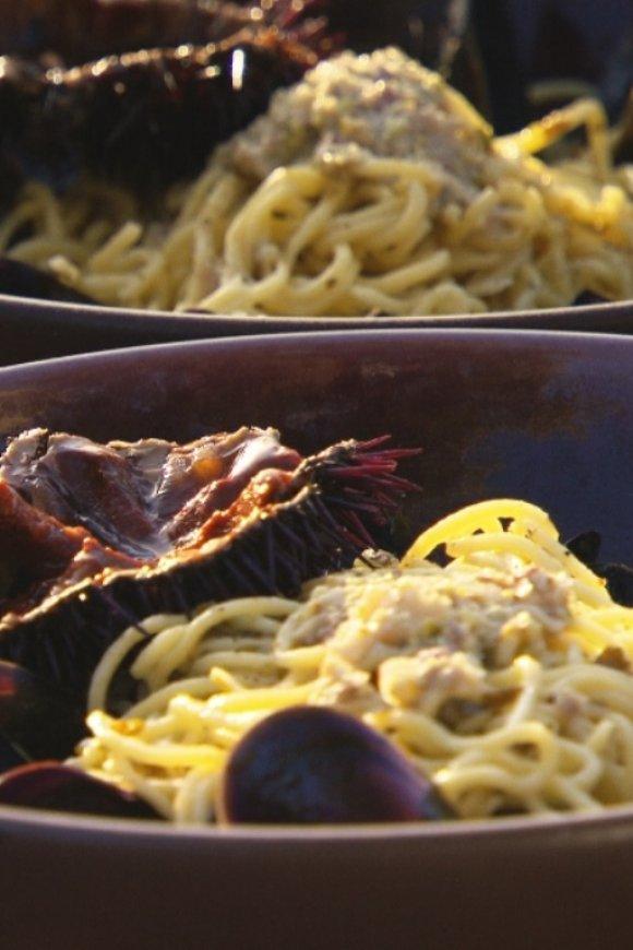 Pasta met mosselen, pistache en zee-egel